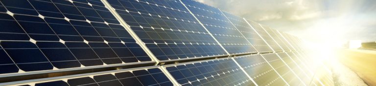 Photovoltaik Sonnenkollektoren reflektieren Licht, umweltfreundliche Energiequelle.